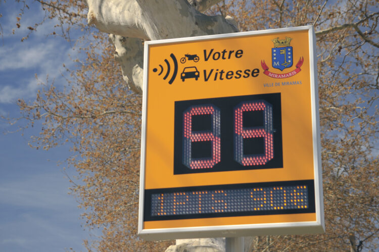 Radar pédagogique et afficheur de vitesse pour sécurisation routière en ville, installé par ASM.