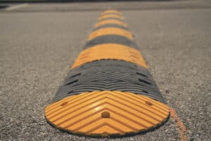 Ralentisseur noir et jaune installé par ASM pour sécuriser la circulation et réduire la vitesse des véhicules.