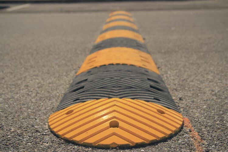 Ralentisseur noir et jaune installé par ASM pour sécuriser la circulation et réduire la vitesse des véhicules.