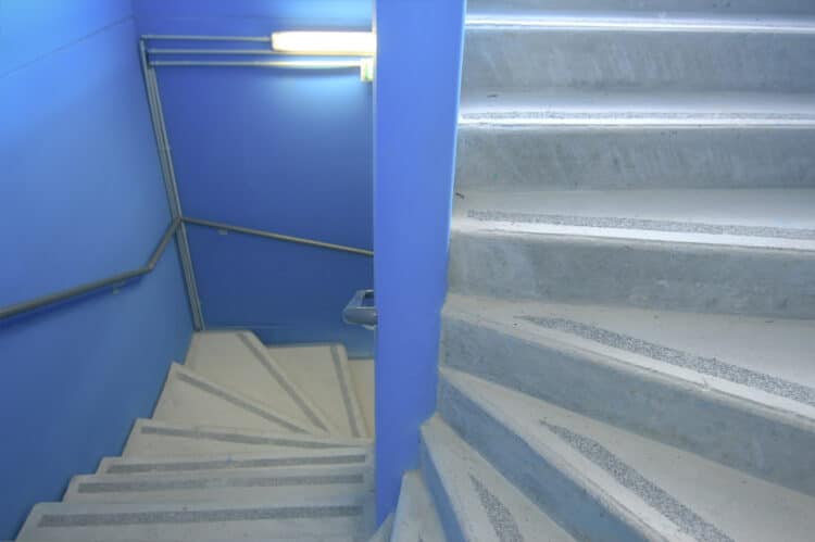 Escalier équipé de nez de marche en résine gravillonnée pour améliorer la sécurité et l’adhérence.