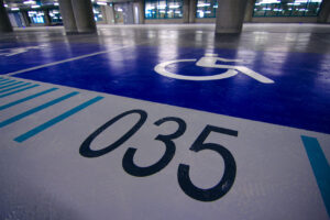 Sol en résine semi-lisse réalisé dans le showroom Renault Michelet.