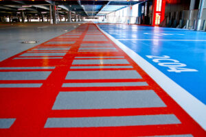 Signalétique parking avec marquage au sol et panneaux de repérage.