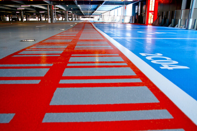 Signalétique parking avec marquage au sol et panneaux de repérage.