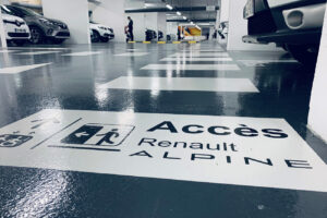 Revêtement en résine de sol et marquage au sol réalisés par ASM dans le parking Renault Alpine à Marseille.