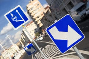 Panneau de police de signalisation directionnelle installé en zone urbaine pour la gestion du trafic routier.