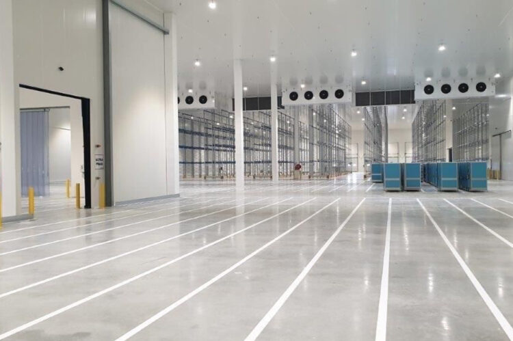 Marquage au sol et signalisation dans un entrepôt logistique.