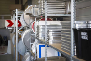 Fabrication sur mesure de panneau de police conforme à la réglementation routière, personnalisé selon les besoins.