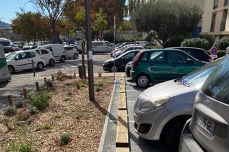 Stop-park en bois installé par ASM en bordure de places de parking pour sécuriser les véhicules.