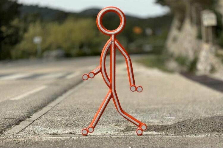 Panneau piéton orange installé en bord de route pour améliorer la sécurité et l’accessibilité des usagers.