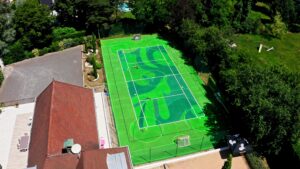 Terrain sportif avec fresque artistique personnalisée et marquage au sol réalisé par ASM.