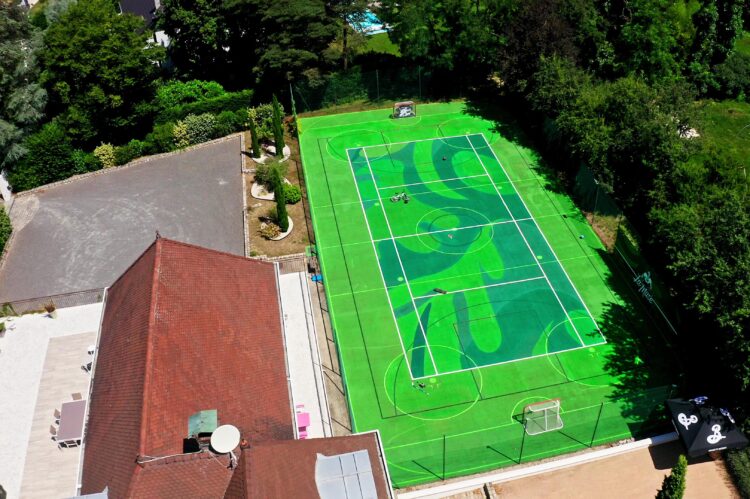 Terrain sportif avec fresque artistique personnalisée et marquage au sol réalisé par ASM.