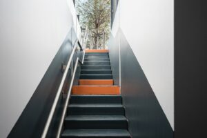 Escalier équipé de nez de marche contrastés, contremarches colorées et bande podotactile pour l’accessibilité.