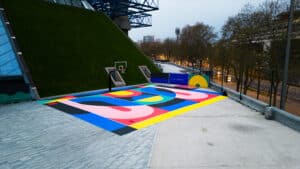 Fresque au sol artistique colorée réalisée sur un terrain urbain