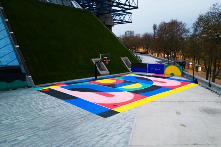 Fresque au sol artistique colorée réalisée sur un terrain urbain