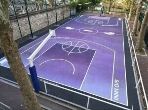 Terrain sportif avec fresque artistique personnalisée et marquage au sol réalisé par ASM.