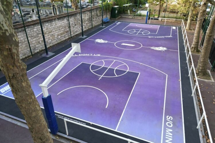Terrain sportif avec fresque artistique personnalisée et marquage au sol réalisé par ASM.