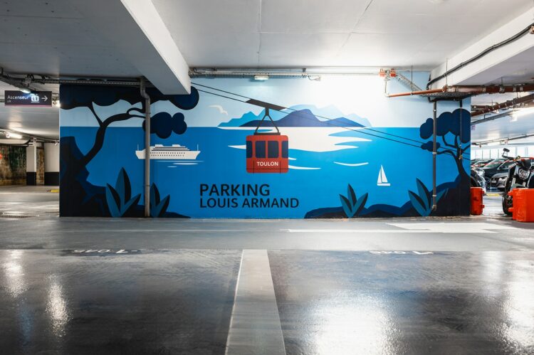 Fresque murale artistique réalisée par ASM dans le Parking Louis Armand à Toulon, représentant le téléphérique, la mer Méditerranée et un paysage côtier.