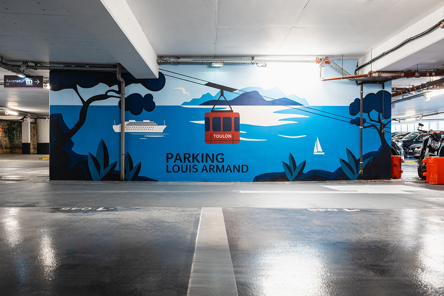 Fresque murale artistique réalisée par ASM dans le Parking Louis Armand à Toulon, représentant le téléphérique, la mer Méditerranée et un paysage côtier.