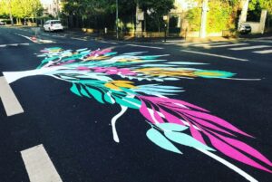 Fresque au sol colorée de ralentissement devant école à Blois réalisée par ASM.