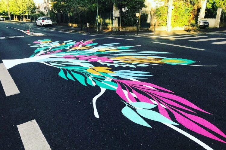 Fresque au sol colorée de ralentissement devant école à Blois réalisée par ASM.