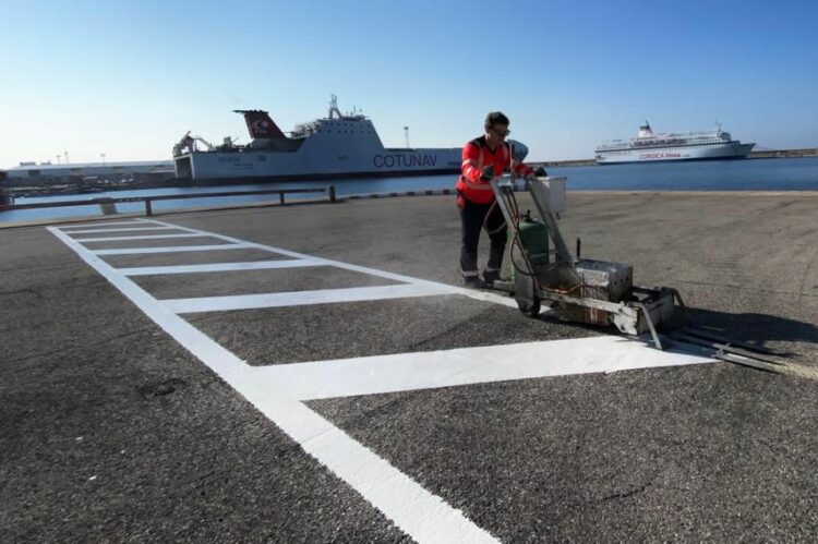 Opérateur ASM effectuant un marquage au sol portuaire à la Ciotat avec des lignes blanches durables