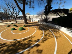 Cour d’école avec marquage au sol coloré et tracés sportifs réalisés par ASM pour enfants.