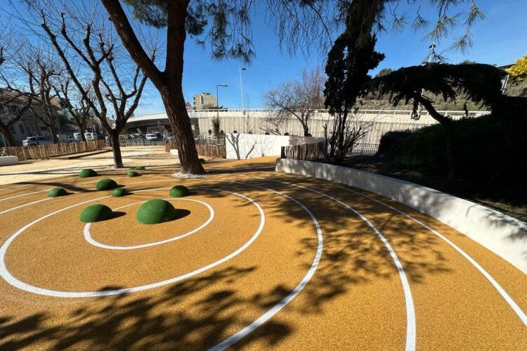 Cour d’école avec marquage au sol coloré et tracés sportifs réalisés par ASM pour enfants.