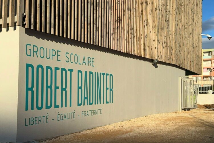 Signalétique murale extérieure du groupe scolaire Robert Badinter réalisée par ASM.