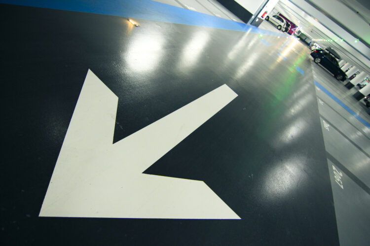 Flèche directionnelle peinte au sol dans le parking Indigo à Marseille, réalisée par ASM.