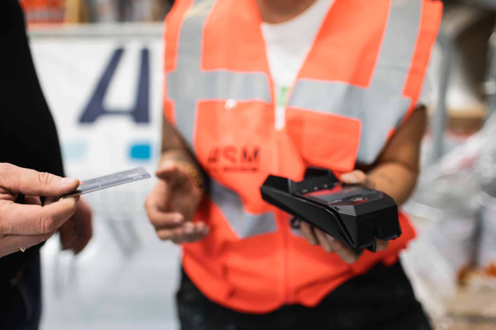 Conseiller ASM au service client dans l’entrepôt